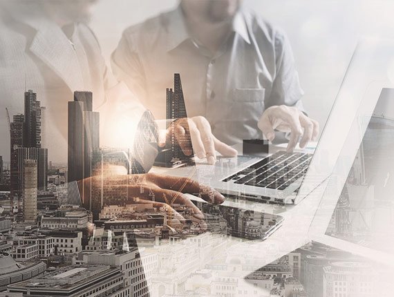 Business-Szene mit Stadt-Skyline als Symbol für moderne, digitale Immobilienstrategien der BE Gruppe